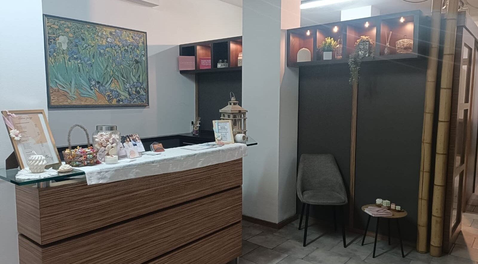 Interno di Beauty Lab di Olga a Novara, No, IT con reception elegante e arredamento raffinato.