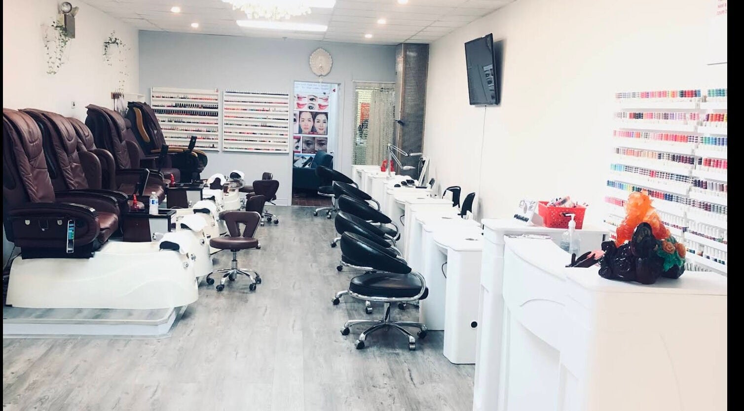 Bright and elegant interior of Ongles Domaine in Montréal, Québec, CA, showcasing nail stations and polish selection.