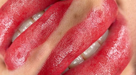 Labios rojos con brillo en Envi Beauty, Juárez, Chihuahua, MX.
