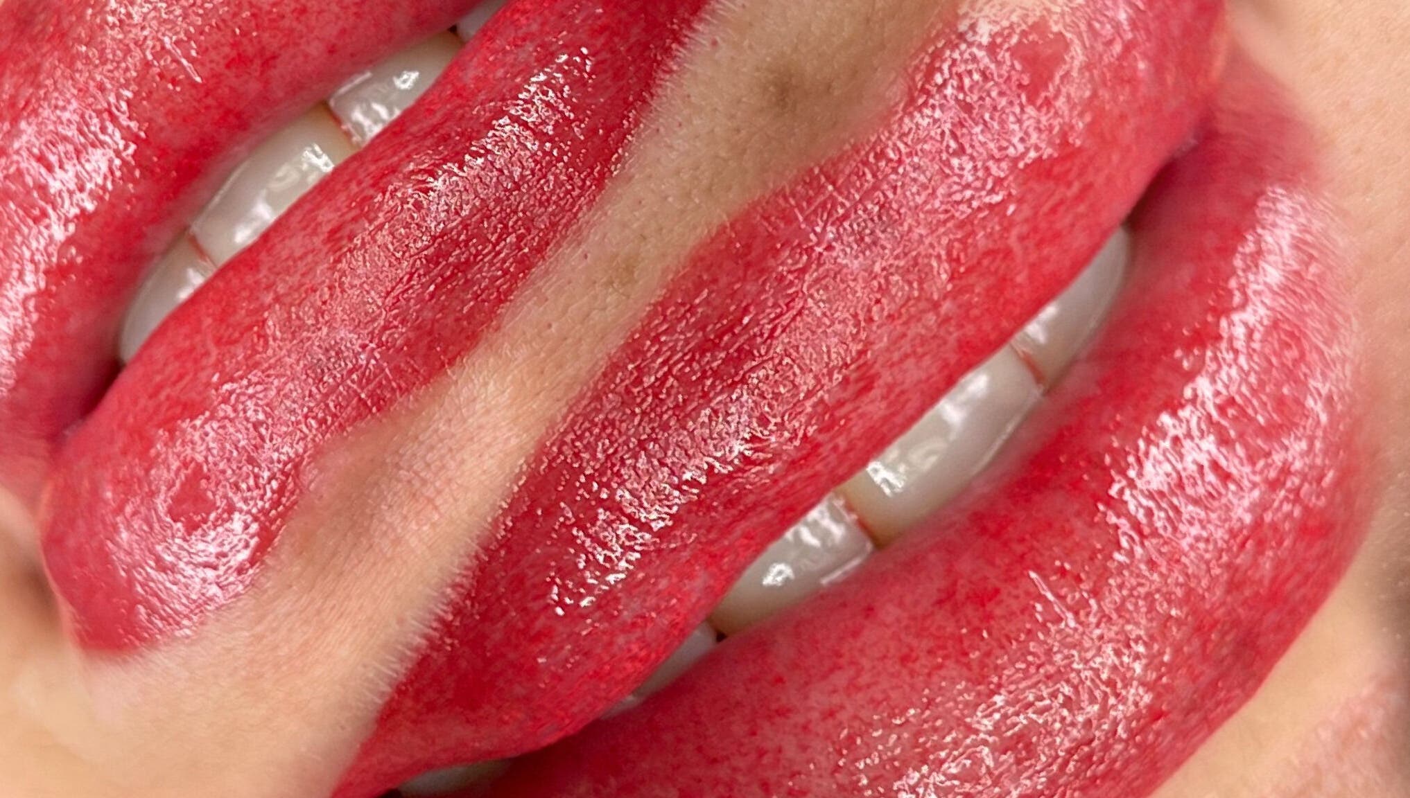 Labios rojos brillantes perfeccionados en Envi Beauty, Juárez, Chihuahua, MX.