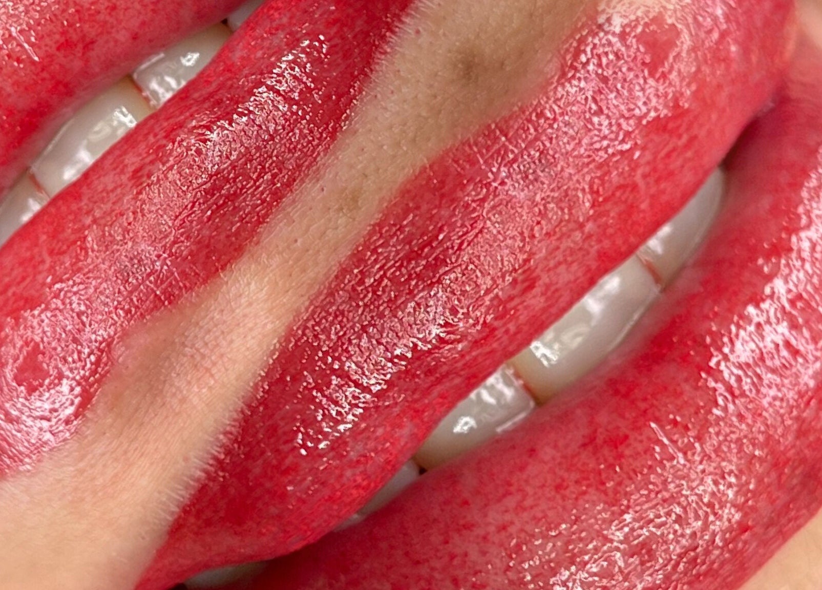 Labios rojos brillantes perfeccionados en Envi Beauty, Juárez, Chihuahua, MX.