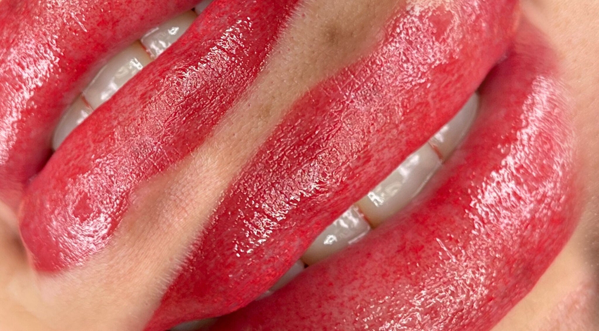 Labios rojos brillantes perfeccionados en Envi Beauty, Juárez, Chihuahua, MX.