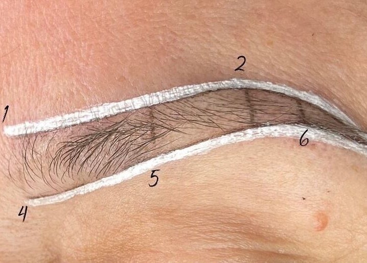 Diseño de cejas detallado en Envi Beauty, Juárez, Chihuahua, MX. Técnica de mapeo para cejas perfectas.