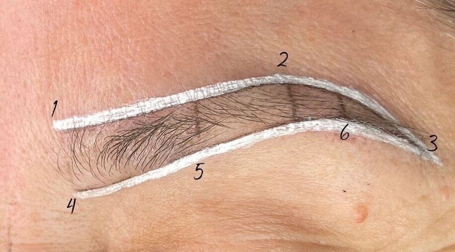 Diseño de cejas detallado en Envi Beauty, Juárez, Chihuahua, MX. Técnica de mapeo para cejas perfectas.