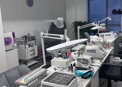 Интерьер Y19 Nail Studio, Лимерик, Лимерик, IE: рабочие места для маникюра, стильная мебель.