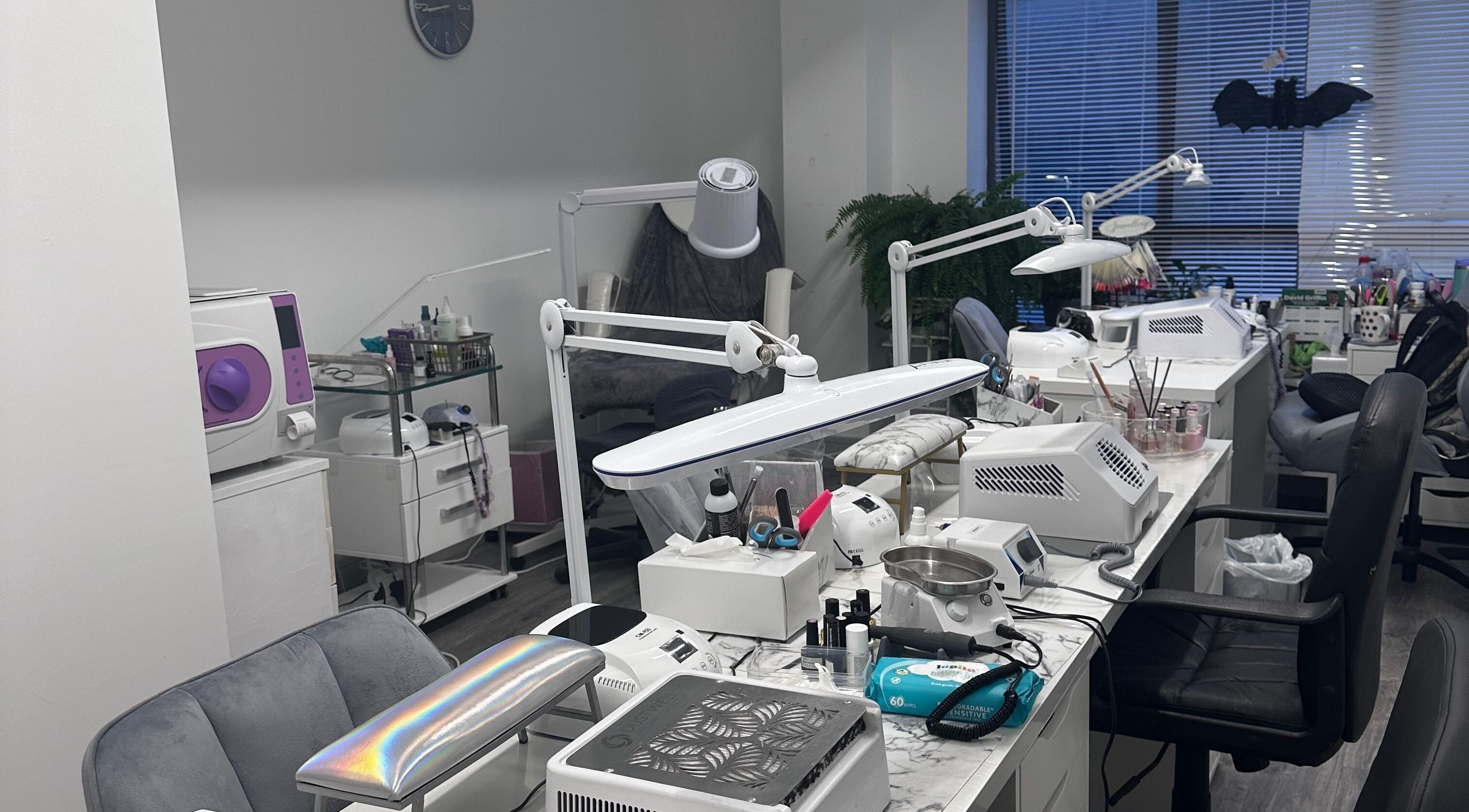 Интерьер Y19 Nail Studio, Лимерик, Лимерик, IE: рабочие места для маникюра, стильная мебель.