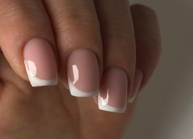 Элегантный французский маникюр в Y19 Nail Studio, Лимерик, Лимерик, IE, с блестящим розовым и белым оттенками.
