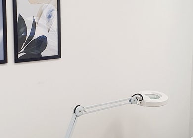 Интерьер офиса Elektroepilacja Szczecin - SkinEpil с настенной лампой и картинами, Szczecin, Województwo Zachodniopomorskie, PL.
