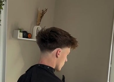 Jeune homme avec une coupe moderne chez Dryann Barber, Caen, Normandie, FR.