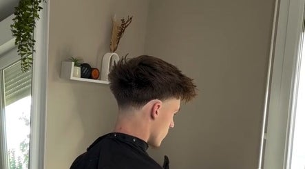 Jeune homme avec une coupe moderne chez Dryann Barber, Caen, Normandie, FR.