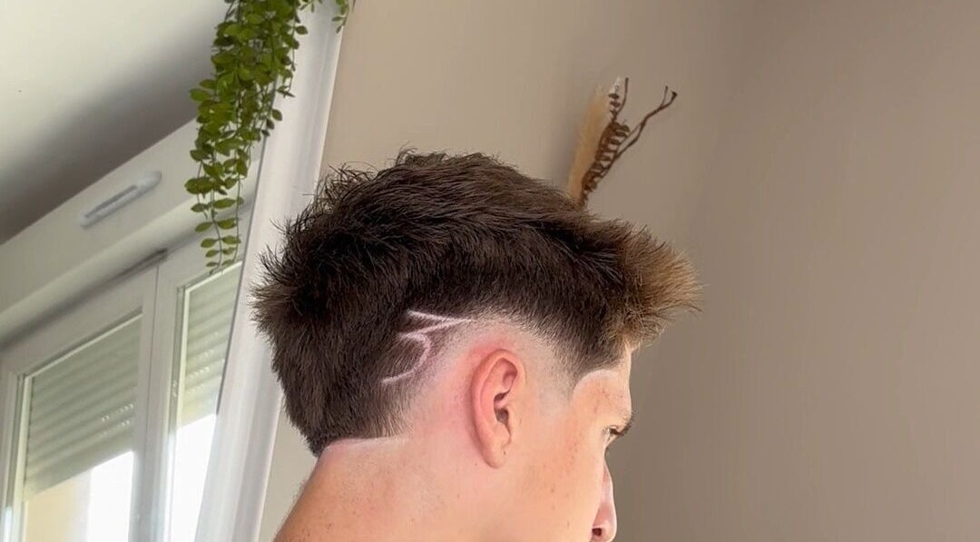 Design de cheveux moderne à Dryann Barber, Colombelles, Normandie, FR. Style unique et tendance.