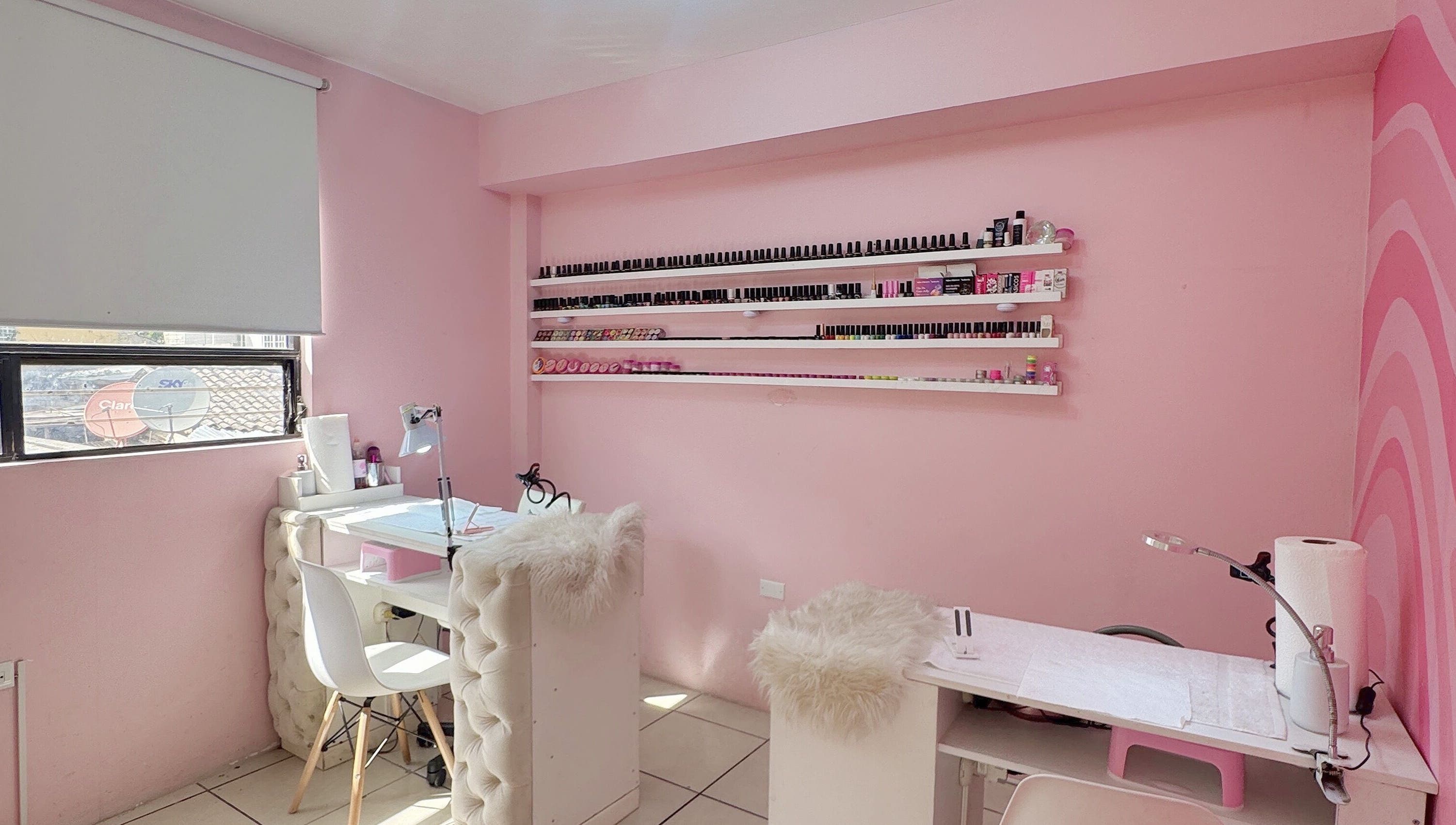 Espacio de manicura en TRUST, Quetzaltenango, Quetzaltenango, GT. Decoración rosada y sillas elegantes.