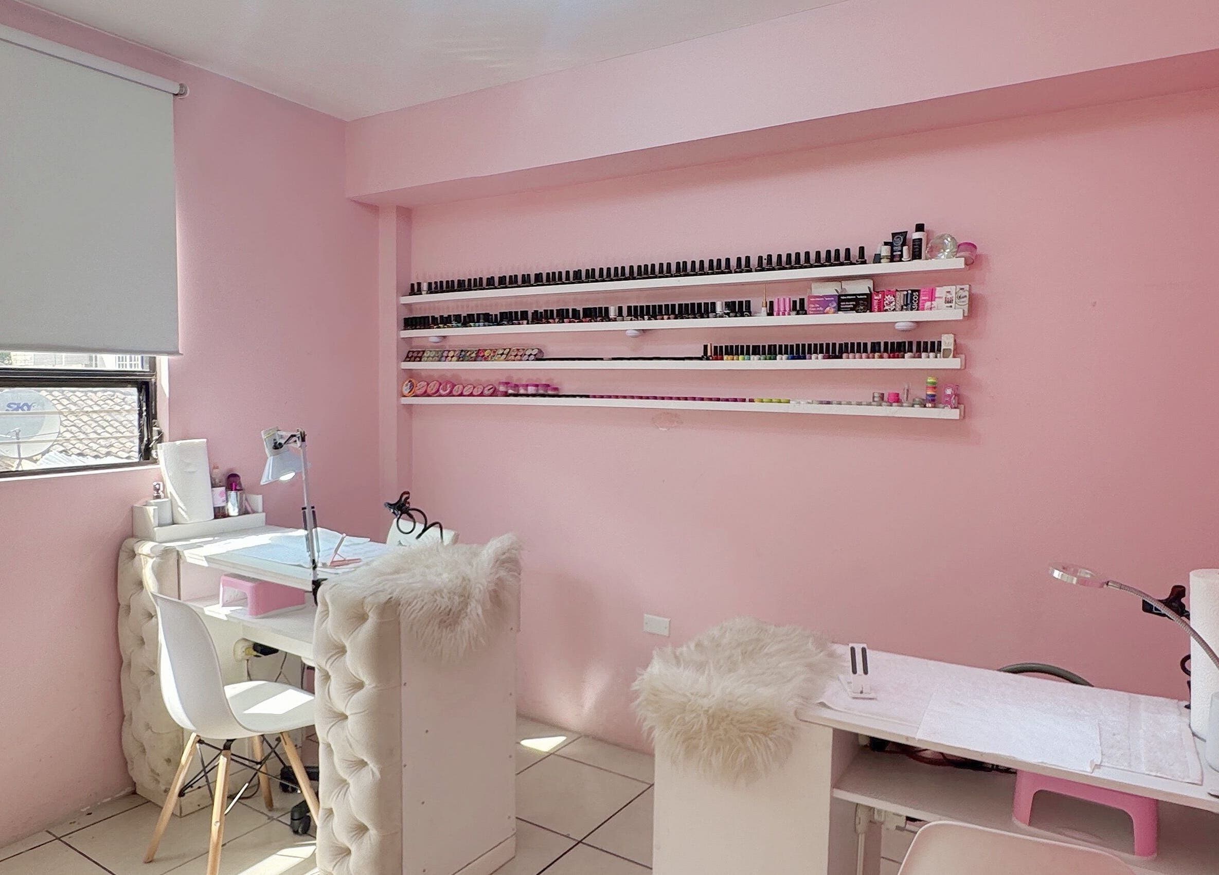 Espacio de manicura en TRUST, Quetzaltenango, Quetzaltenango, GT. Decoración rosada y sillas elegantes.