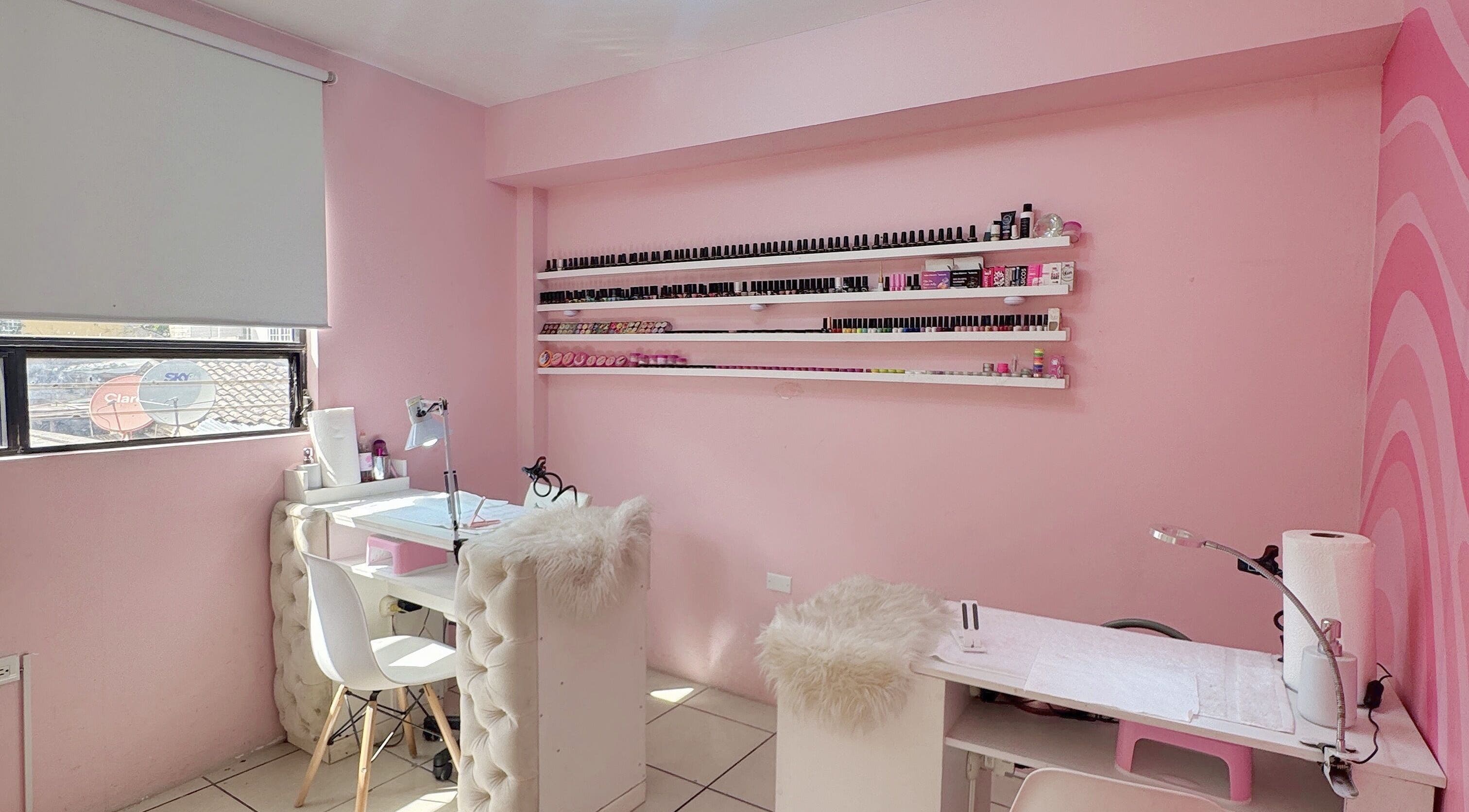 Espacio de manicura en TRUST, Quetzaltenango, Quetzaltenango, GT. Decoración rosada y sillas elegantes.