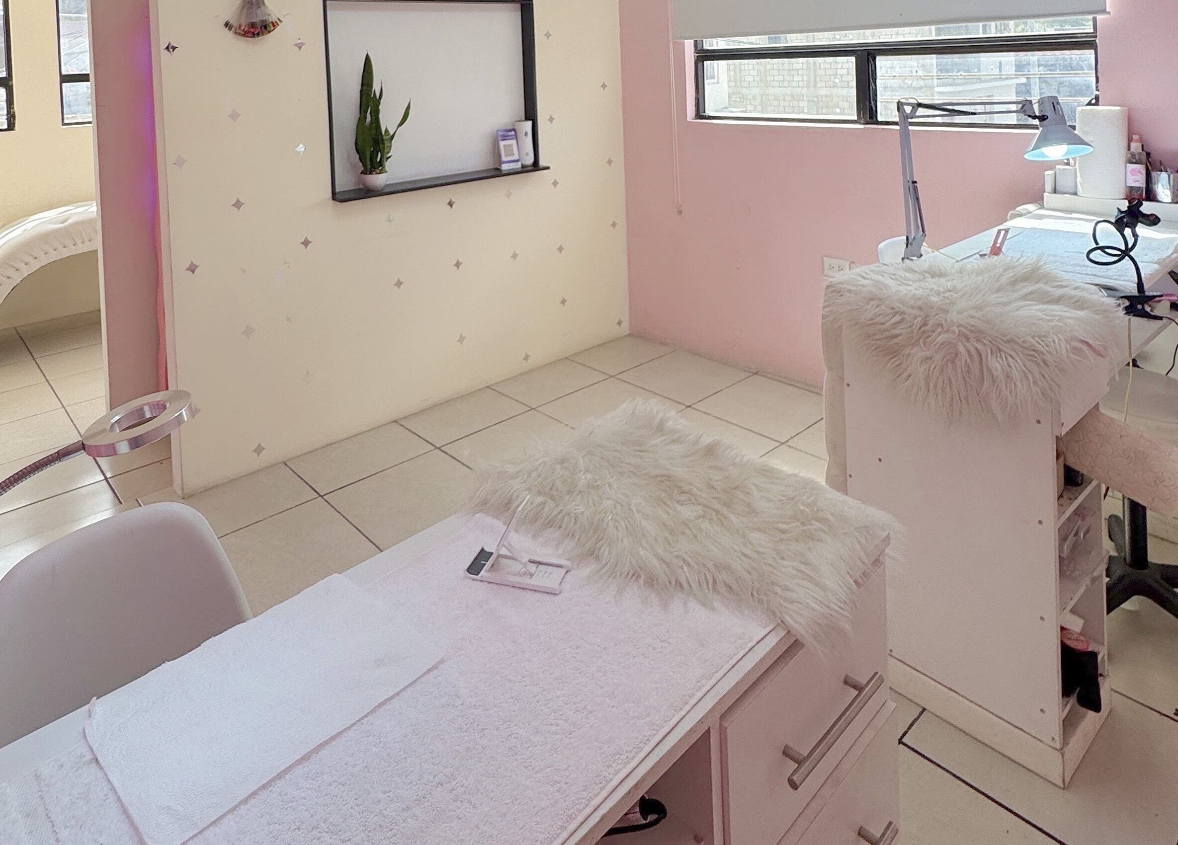 Sala de spa elegante en TRUST, Quetzaltenango, Quetzaltenango, GT con decoración acogedora.