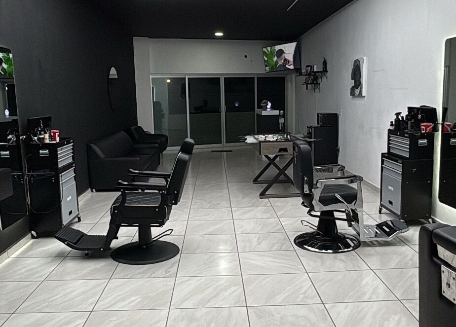 Interior moderno de Fonsek Barber en Tepic, Nayarit, MX con sillas y espejos elegantes.