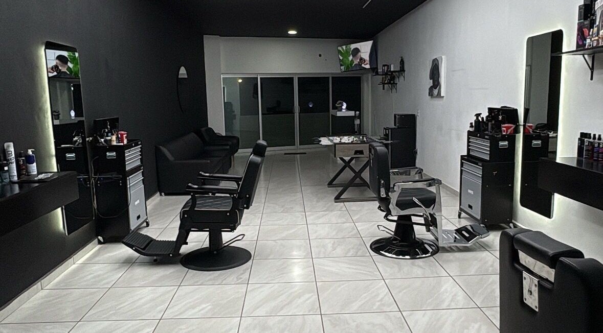 Interior moderno de Fonsek Barber en Tepic, Nayarit, MX con sillas y espejos elegantes.