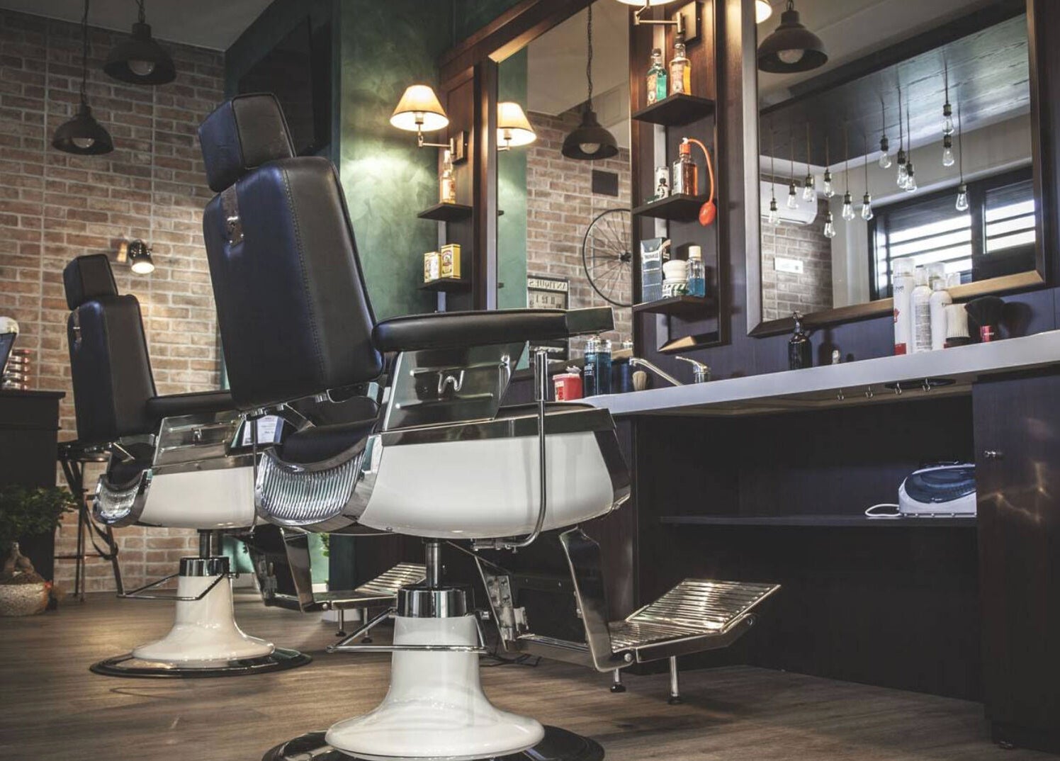 Elegante interno di From Zero Barberia Lucana a Matera, Basilicata, IT, con poltrone da barbiere in pelle.