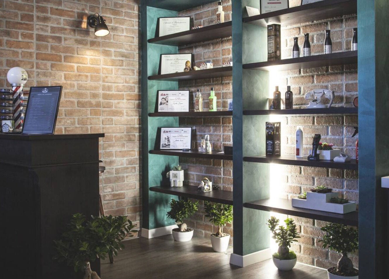 Interno elegante di From Zero Barberia Lucana, Matera, Basilicata, IT. Arredamento raffinato con illuminazione calda.