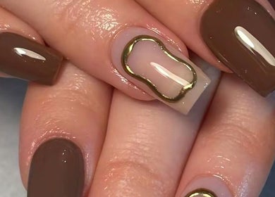 Chic nail art in brown and gold at Studio Cassia 21, Mansfield, England, GB.