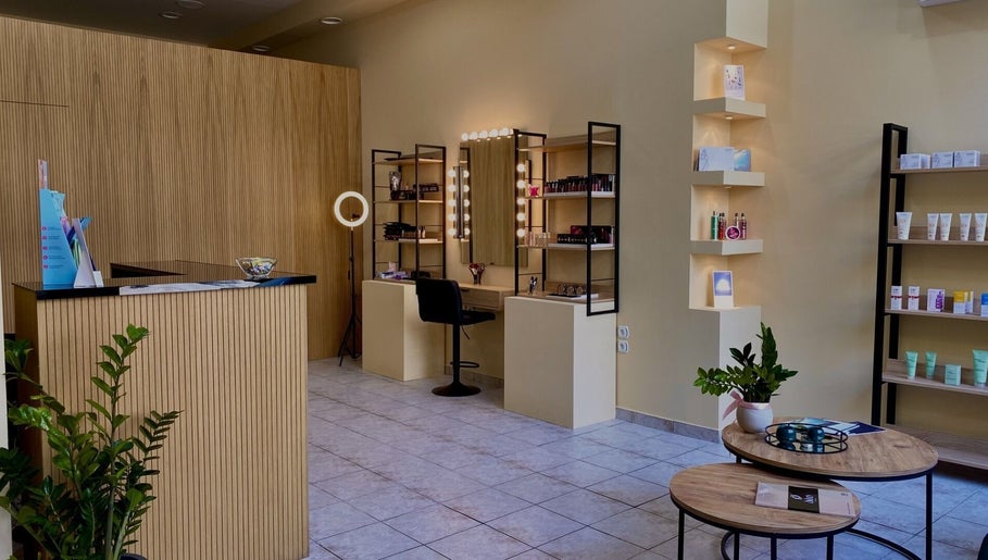 Κομψό εσωτερικό του Stella Katikaki Beauty Cosmetics στη Θεσσαλονίκη, GR με σαλόνι ομορφιάς.