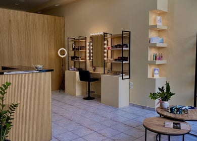 Κομψό εσωτερικό του Stella Katikaki Beauty Cosmetics στη Θεσσαλονίκη, GR με σαλόνι ομορφιάς.