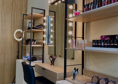 Πολυτελής γωνία μακιγιάζ στο Stella Katikaki Beauty Cosmetics, Θεσσαλονίκη, GR.