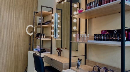 Πολυτελής γωνία μακιγιάζ στο Stella Katikaki Beauty Cosmetics, Θεσσαλονίκη, GR.