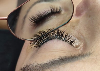 Βλεφαρίδες στο Stella Katikaki Beauty Cosmetics, Θεσσαλονίκη, GR. Αντανάκλαση στον καθρέφτη.