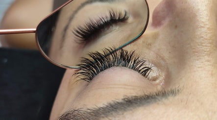 Βλεφαρίδες στο Stella Katikaki Beauty Cosmetics, Θεσσαλονίκη, GR. Αντανάκλαση στον καθρέφτη.