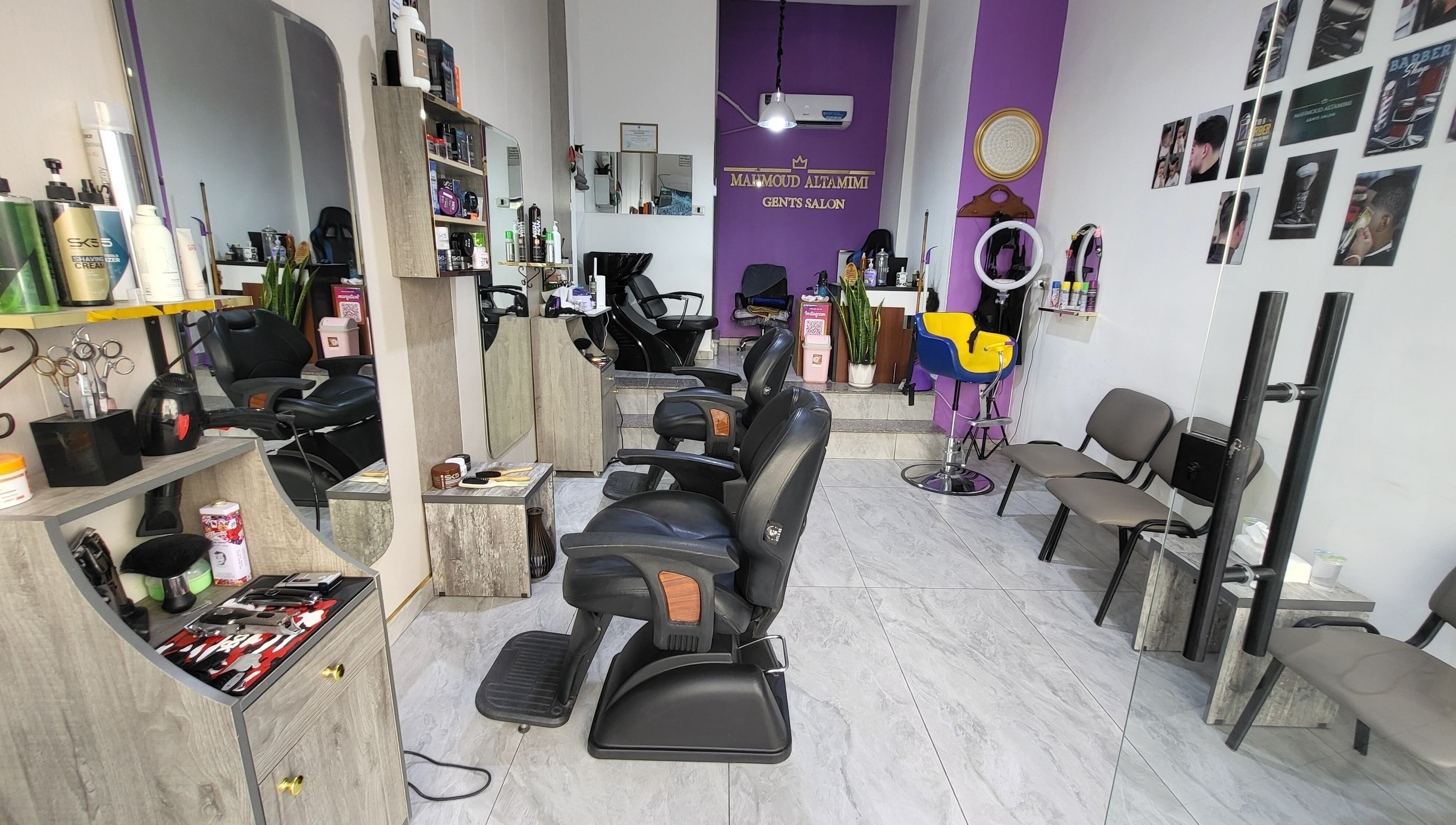 صالون حلاقة أنيق في Almahmoud barber shop, عمّان, محافظة العاصمة, JO يعرض كراسي مريحة وأدوات حديثة.