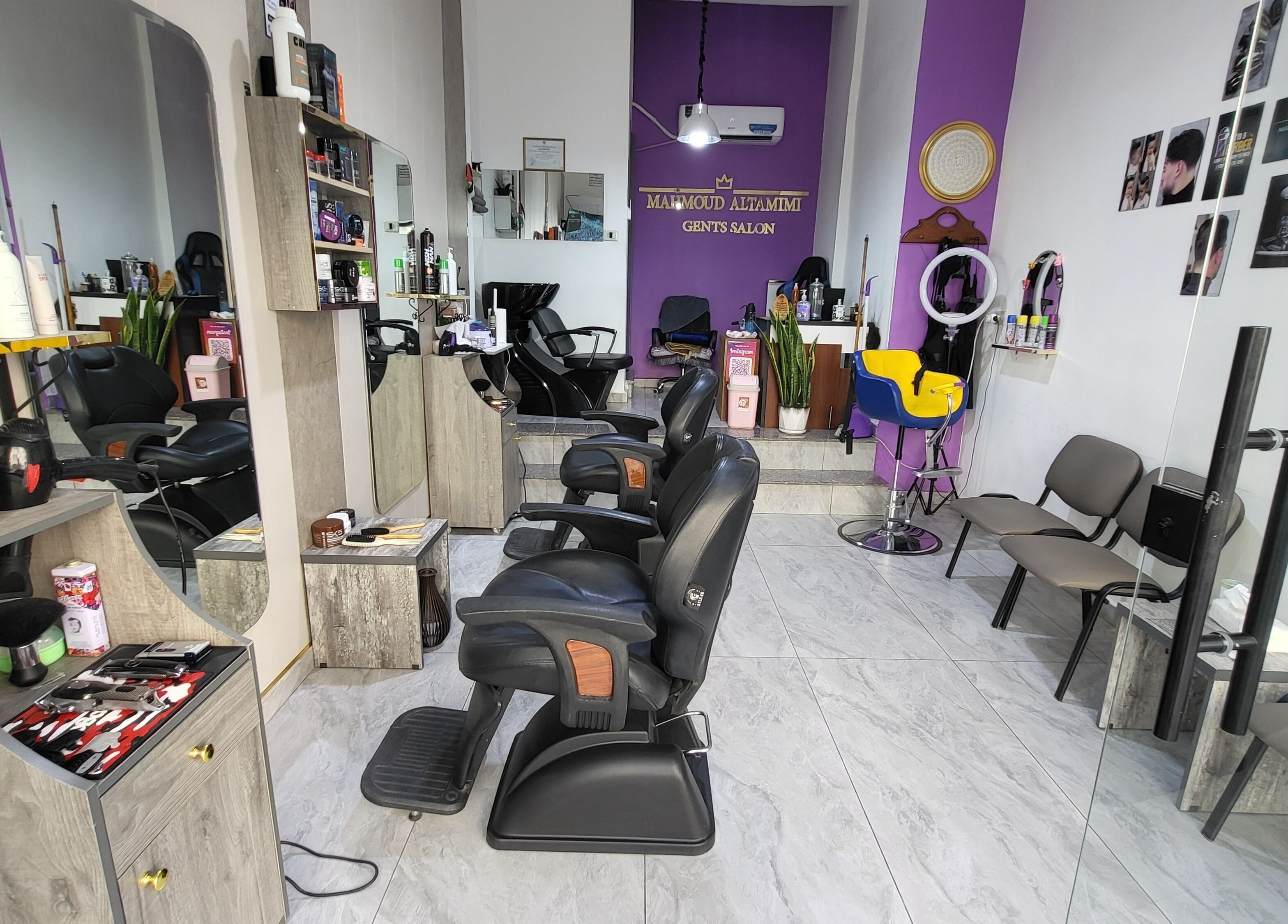 صالون حلاقة أنيق في Almahmoud barber shop, عمّان, محافظة العاصمة, JO يعرض كراسي مريحة وأدوات حديثة.