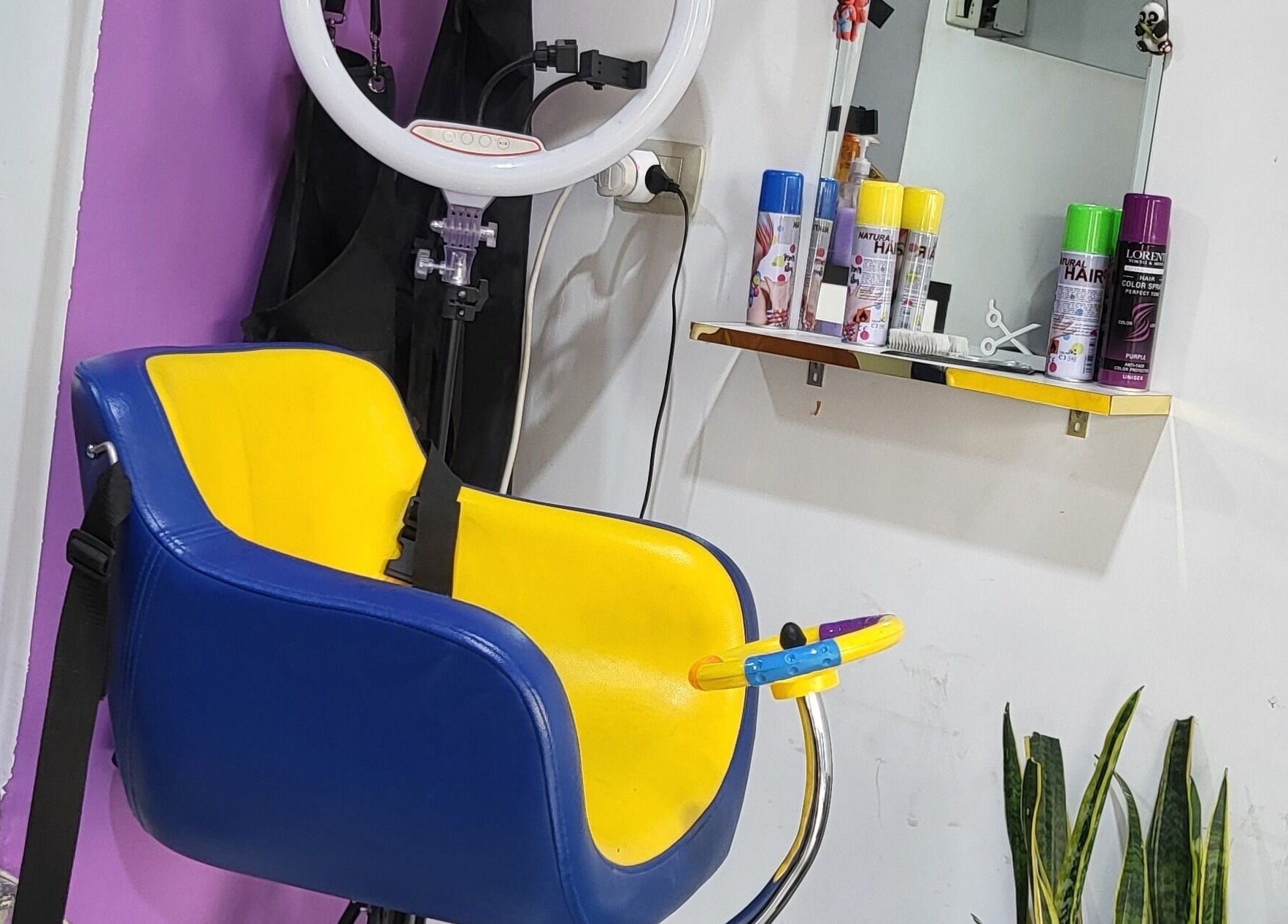 معدات حلاقة حديثة في محل حلاقة المهند. عمّان, محافظة العاصمة, JO.