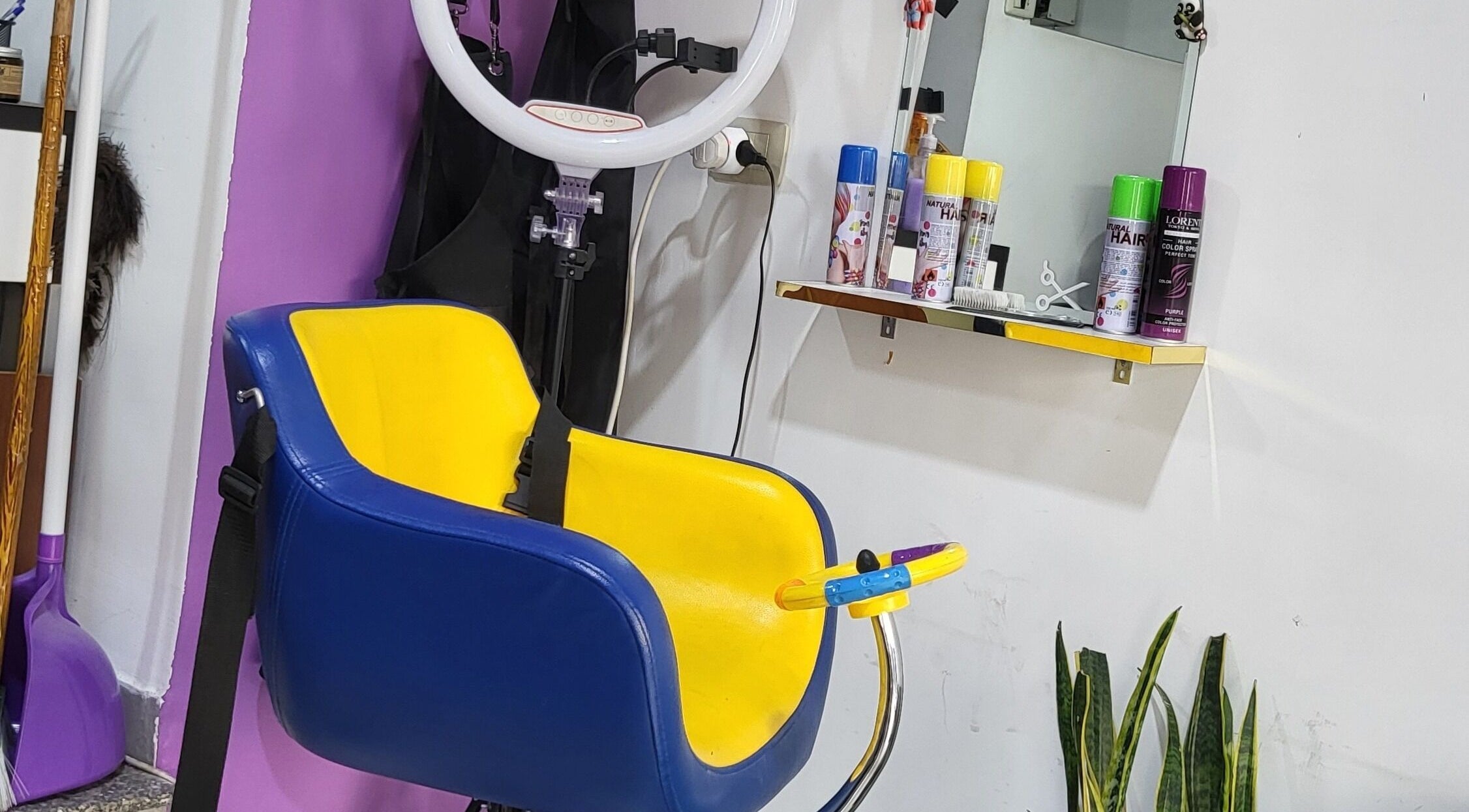 معدات حلاقة حديثة في محل حلاقة المهند. عمّان, محافظة العاصمة, JO.