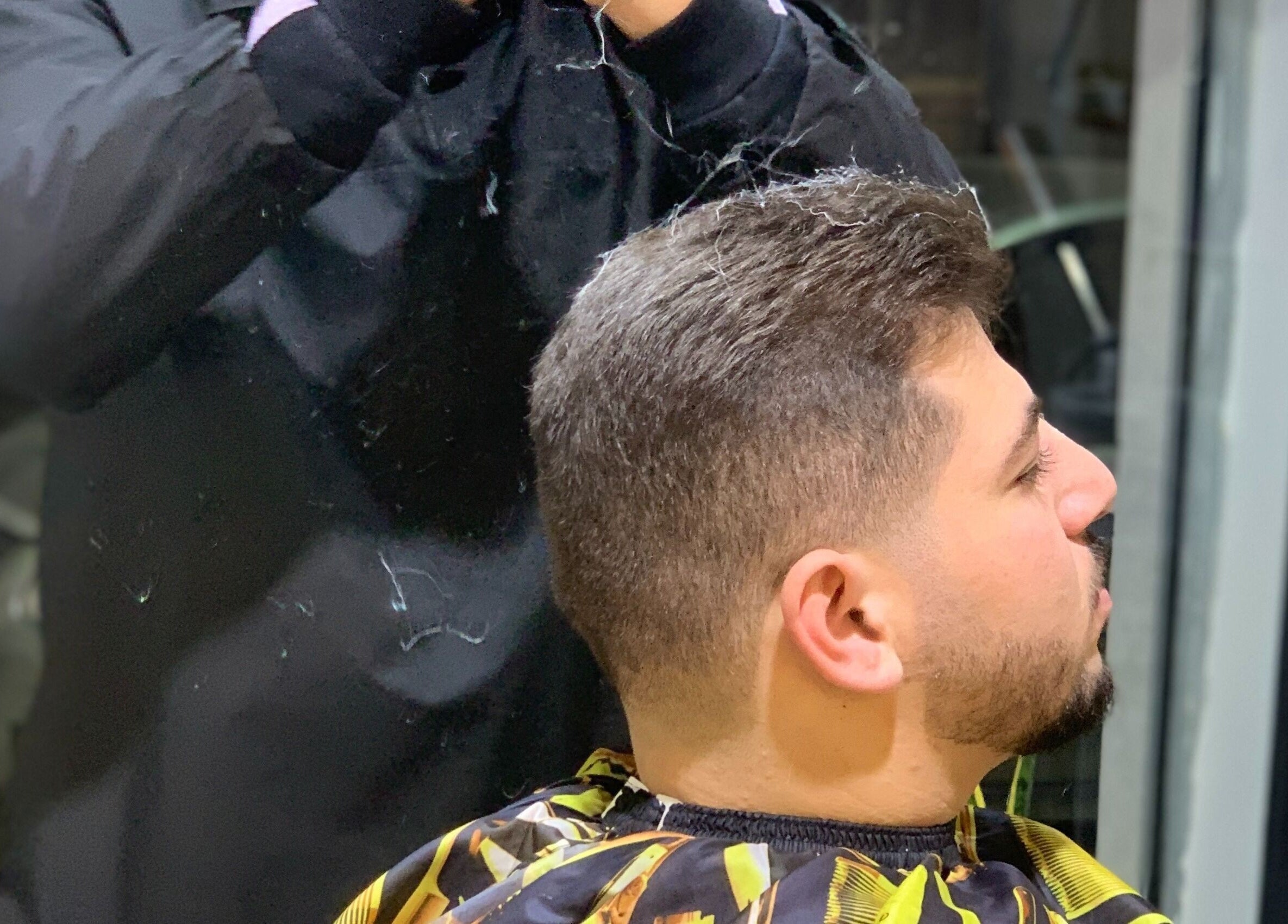 حلاقة راقية في محل الحلاقة المحمود عمّان, محافظة العاصمة, JO. الأناقة في كل تفاصيل القص.