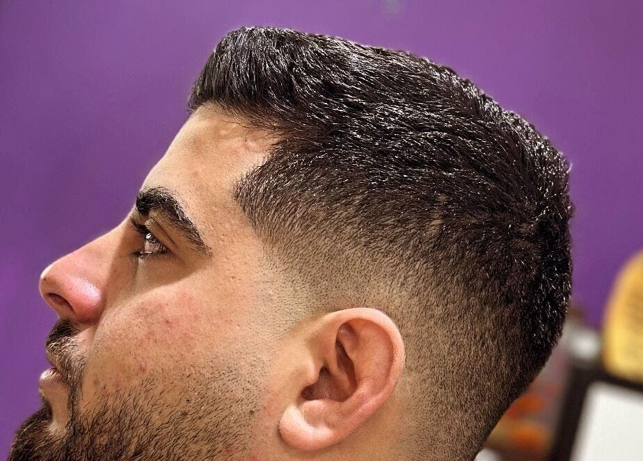 قصّة شعر عصرية في Almahmoud barber shop بعمّان, محافظة العاصمة, JO، تبدو أنيقة ومحددة.