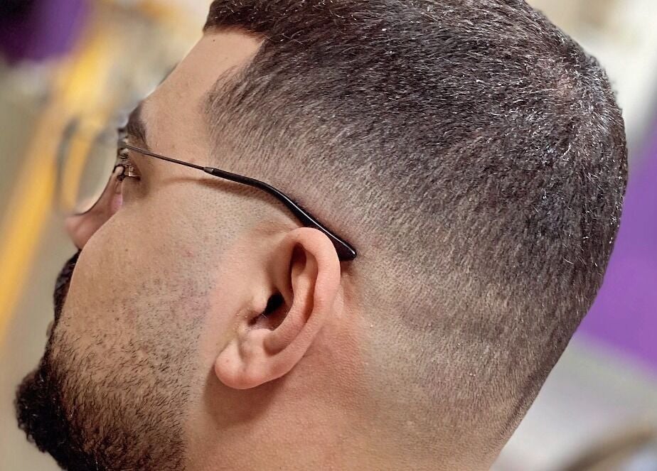 حلاقة أنيقة في صالون الحلاقة Almahmoud barber shop بعمّان، محافظة العاصمة، JO.