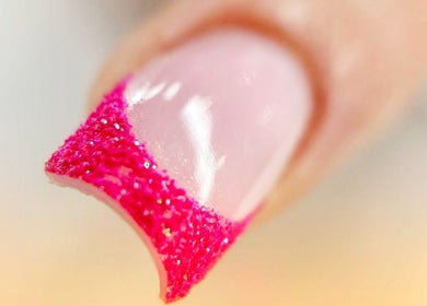 Manucure brillante à Sweety Beauty and Care, Conflans-sainte-honorine, Île-de-france, FR. Ongles vernis rose vif.