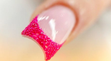 Manucure brillante à Sweety Beauty and Care, Conflans-sainte-honorine, Île-de-france, FR. Ongles vernis rose vif.