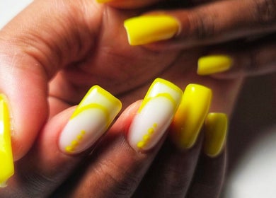 Manucure lumineuse jaune à Sweety Beauty and Care, Conflans-sainte-honorine, Île-de-france, FR.