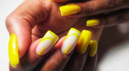 Manucure lumineuse jaune à Sweety Beauty and Care, Conflans-sainte-honorine, Île-de-france, FR.