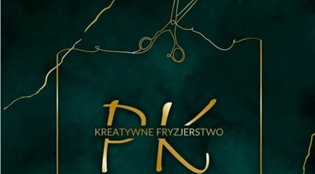 Zielone logo Kreatywne Fryzjerstwo Paulina K w Racibórz, Województwo Śląskie, PL, z nożyczkami w tle.