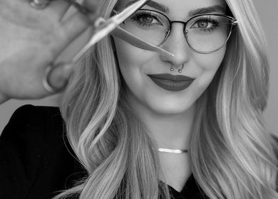 Stylistka z nożyczkami w Kreatywne Fryzjerstwo Paulina K, Racibórz, Województwo Śląskie, PL.