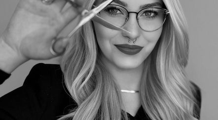 Stylistka z nożyczkami w Kreatywne Fryzjerstwo Paulina K, Racibórz, Województwo Śląskie, PL.
