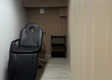 Comfortable black treatment chair in AK LUNĖ, Aberdeen, Scotland, GB.