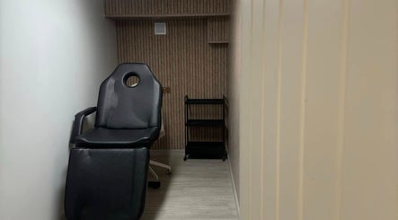 Comfortable black treatment chair in AK LUNĖ, Aberdeen, Scotland, GB.