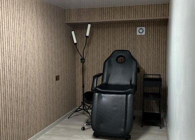 Comfortable treatment room at AK LUNĖ in Aberdeen, Scotland, GB, featuring a sleek black chair.
