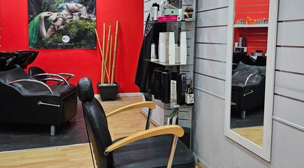 Interior lujoso de Indira Stylist en Torrejón De Ardoz, Comunidad De Madrid, ES, mostrando estación de lavado.