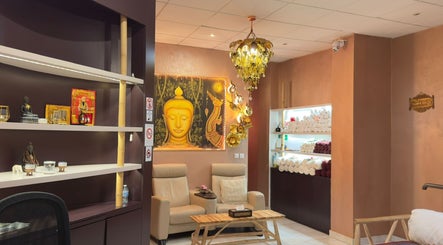Salon zen chez LavisaCompanie à Paris, Île-de-France, FR, avec décorations bouddhistes et fauteuils relaxants.