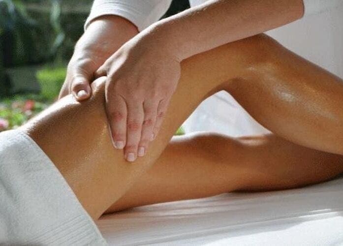 Massagem relaxante nas pernas em Pietra Fernanda - Estética & Bem-estar, São Paulo, São Paulo, BR.